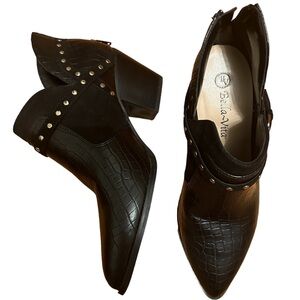 Bella Vita pointy end booties snake skin size 8